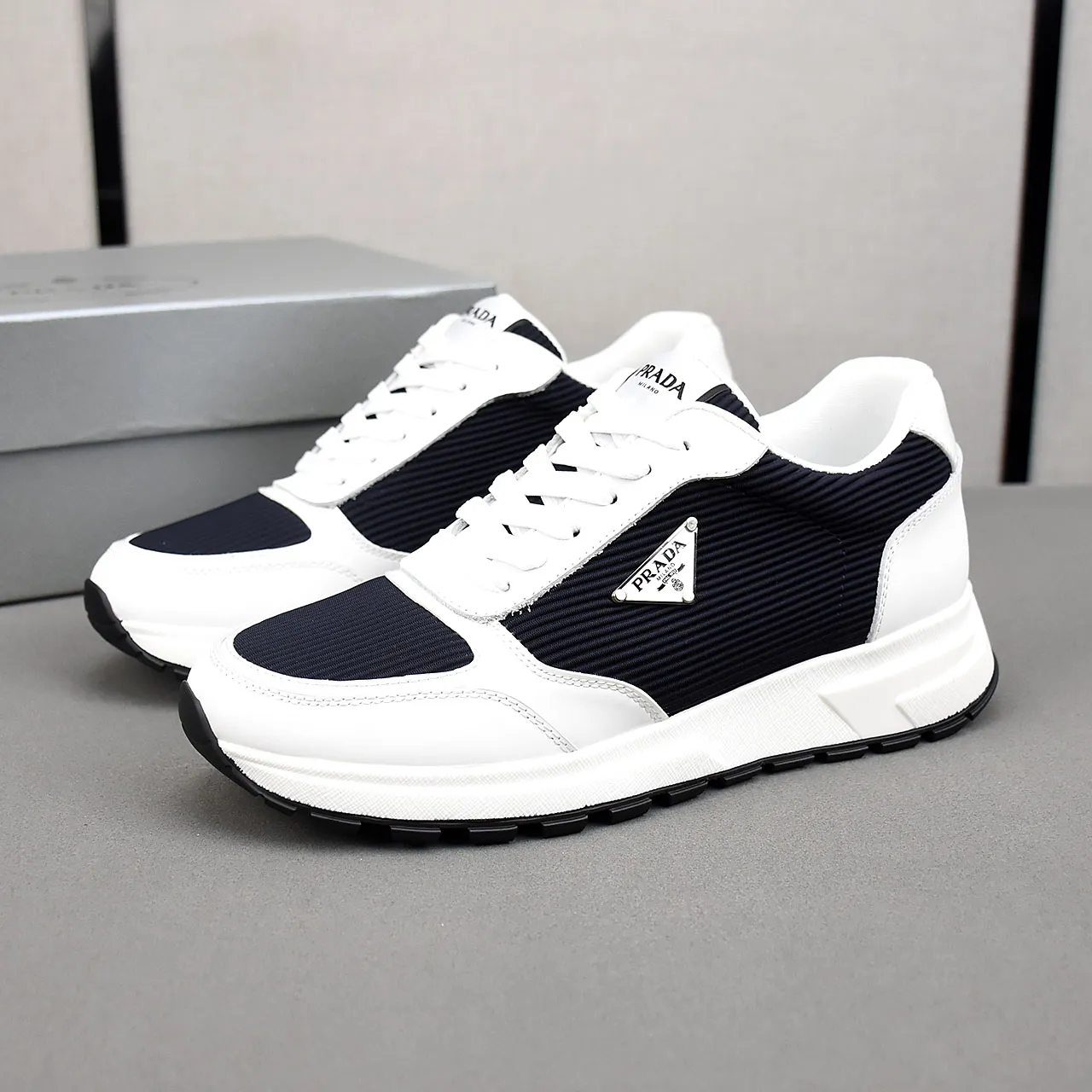 PP460👟👟👟Prada/Prada Prax men's series casual sports shoes Prax sports shoes combine style and comfort, with a unique sports design defined by exquisite materials and details. Fashionable, casual and versatile, it is decorated with an enameled triangle logo on the outside, a Prada Milano printed logo on the tongue, and a 2.5cm lightweight two-tone rubber sole for a comfortable wearing experience! Size: 38-39-40-41-42-43-44 standard leather shoe size
